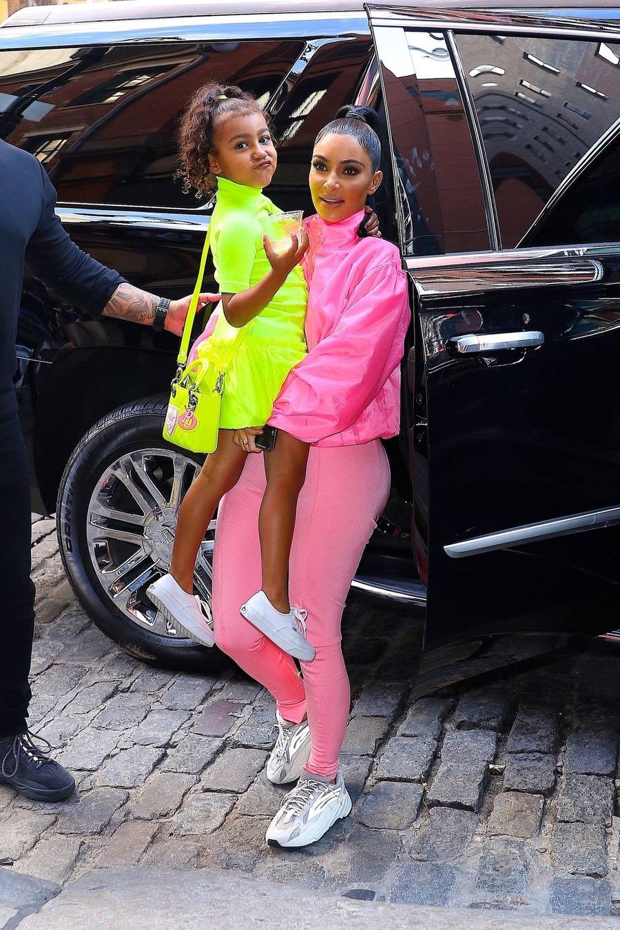 Kim Kardashian z dziećmi w Nowym Jorku