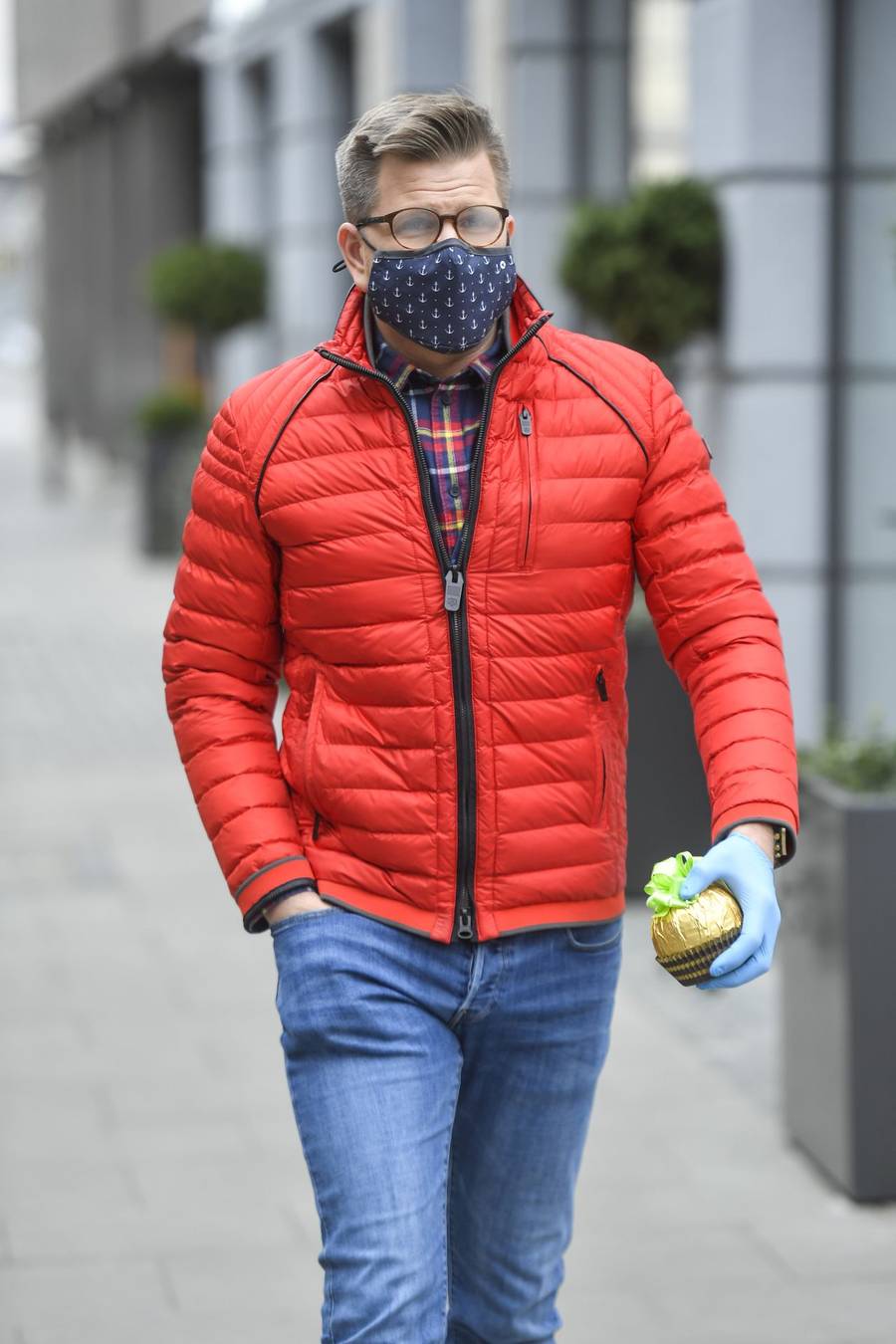 Filip Chajzer zakrywa twarz idąc do pracy