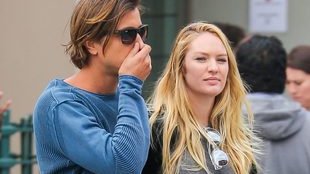 Candice Swanepoel z nagim ciążowym brzuchem na ulicy