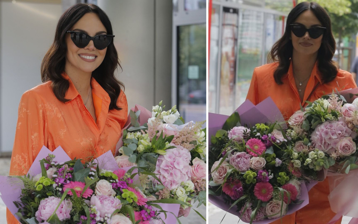 Paulina Krupińska-Karpiel wkracza do studia DDTVN obdarowana kwiatami (FOTO)