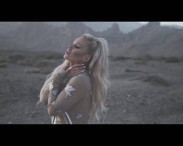 Doda w teledysku Nie pytaj mnie