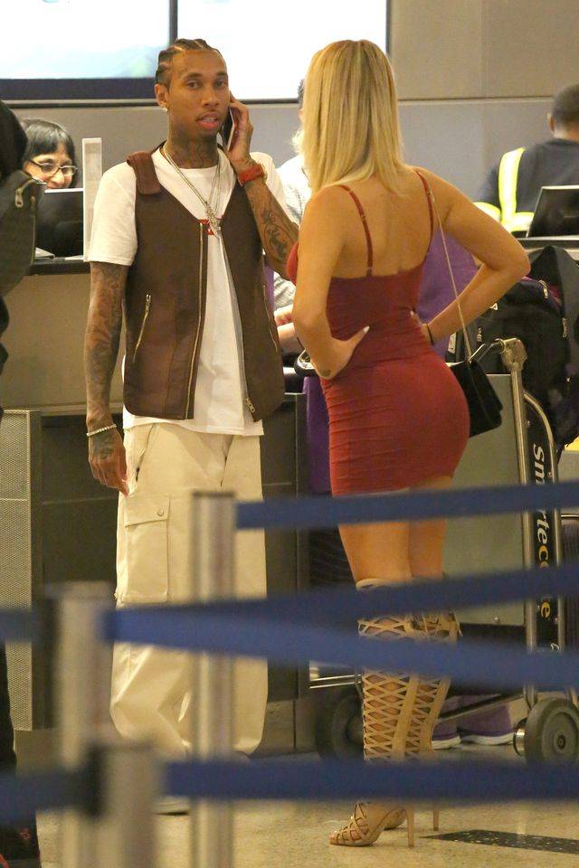Tyga z blondynka na lotnisku