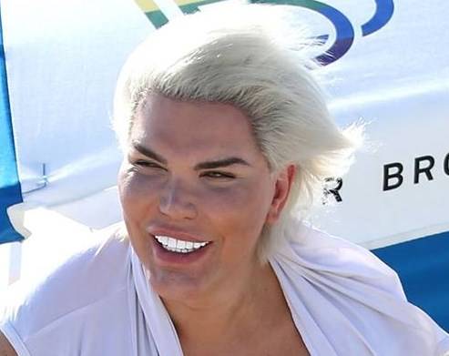 SZOK! Żywy Ken pokazał ciało w slipkach!