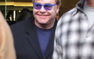 Elton John z partnerem na zakupach w Beverly Hills (FOTO)