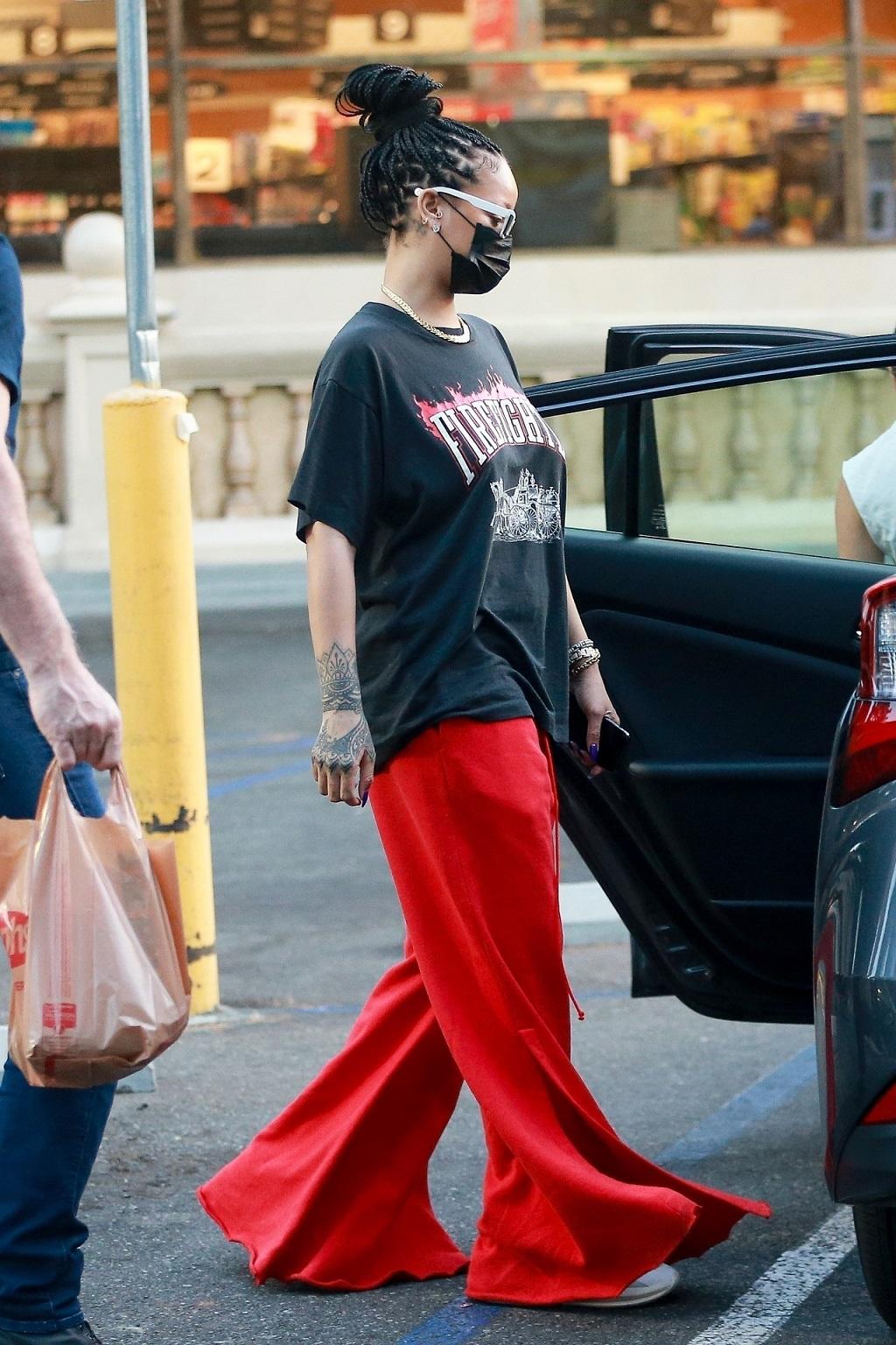 Rihanna w codziennej stylizacji robi zakupy w sklepie. Rihanna w szerokich spodniach.