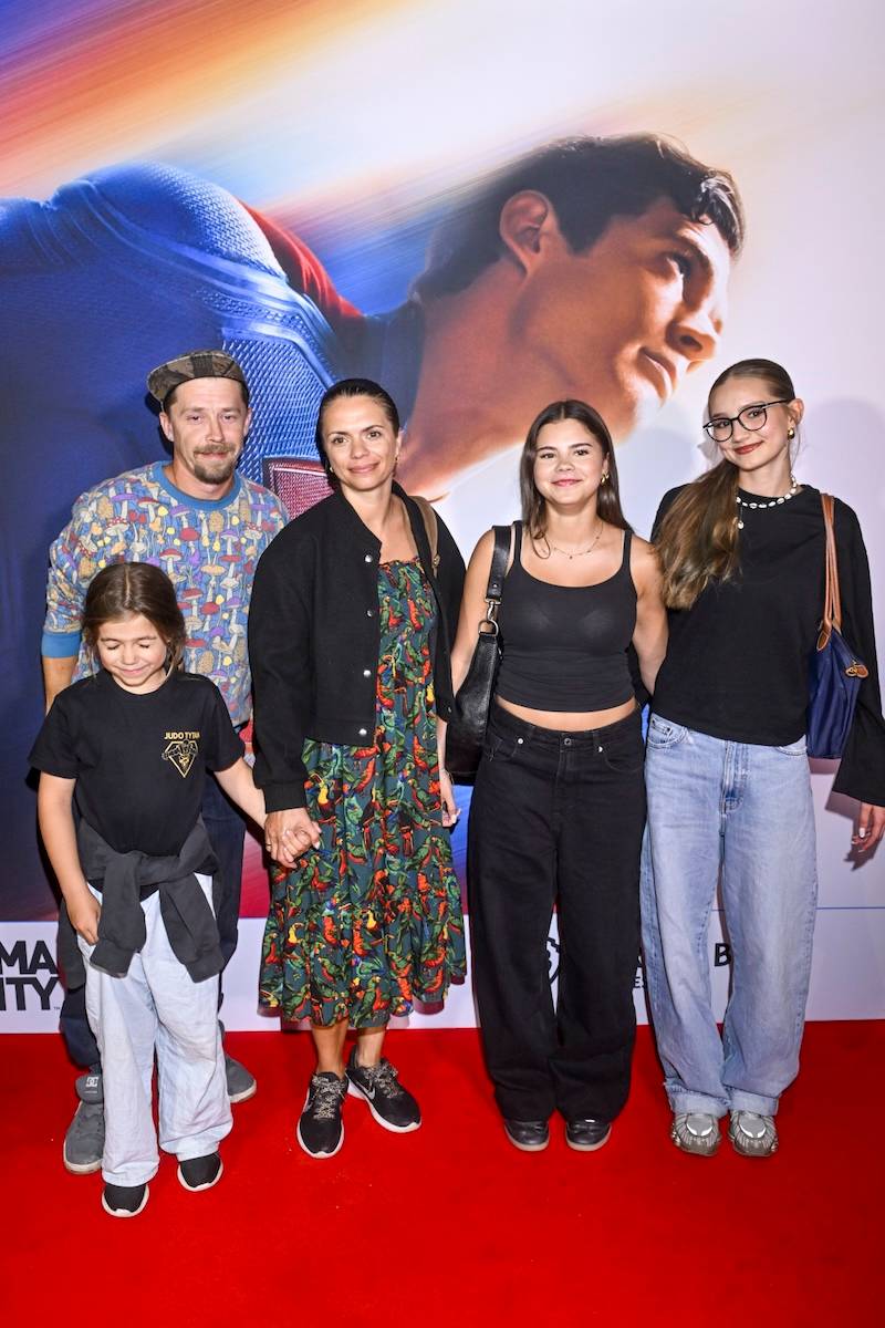 Bartosz Obuchowicz z rodziną na premierze filmu "Superman"