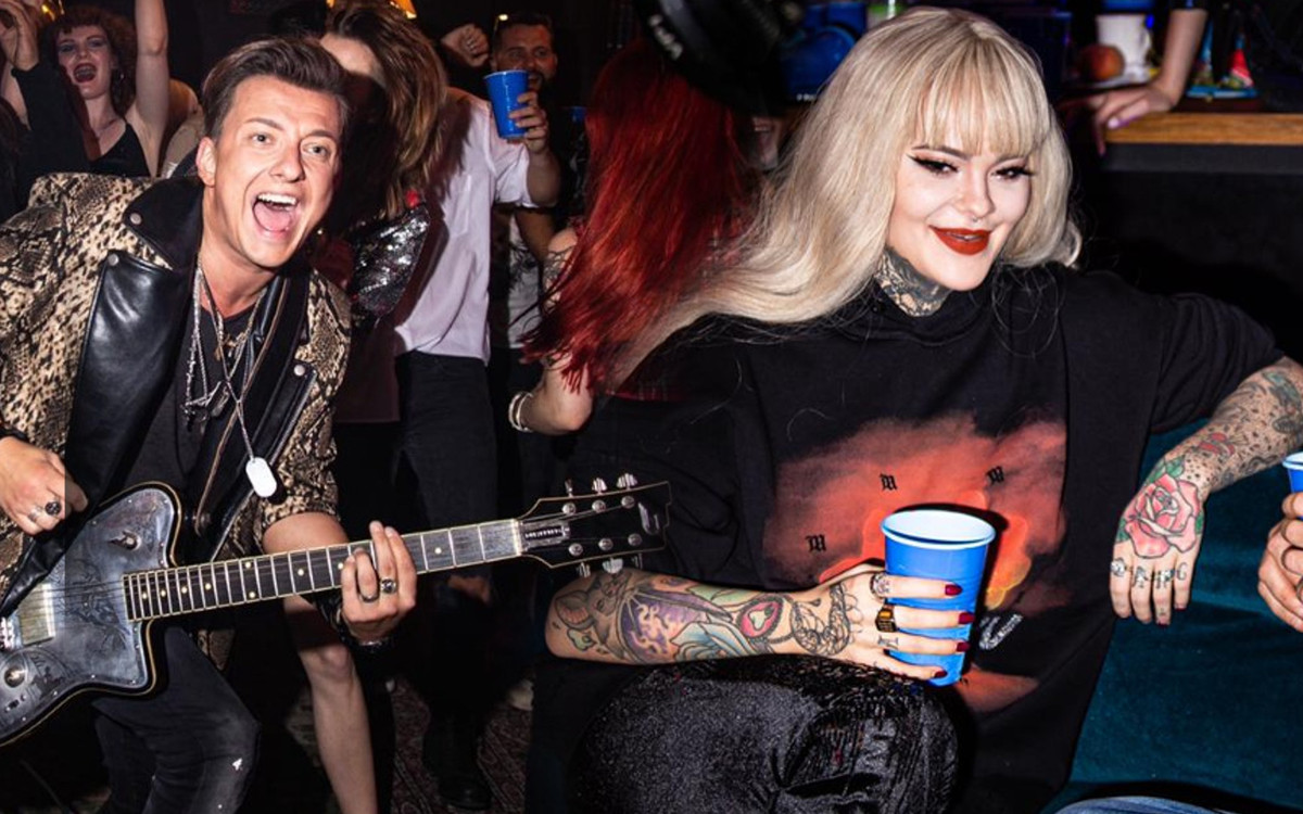 Tłum gwiazd na planie teledysku młodego wokalisty. Monika Miller jak syrenka