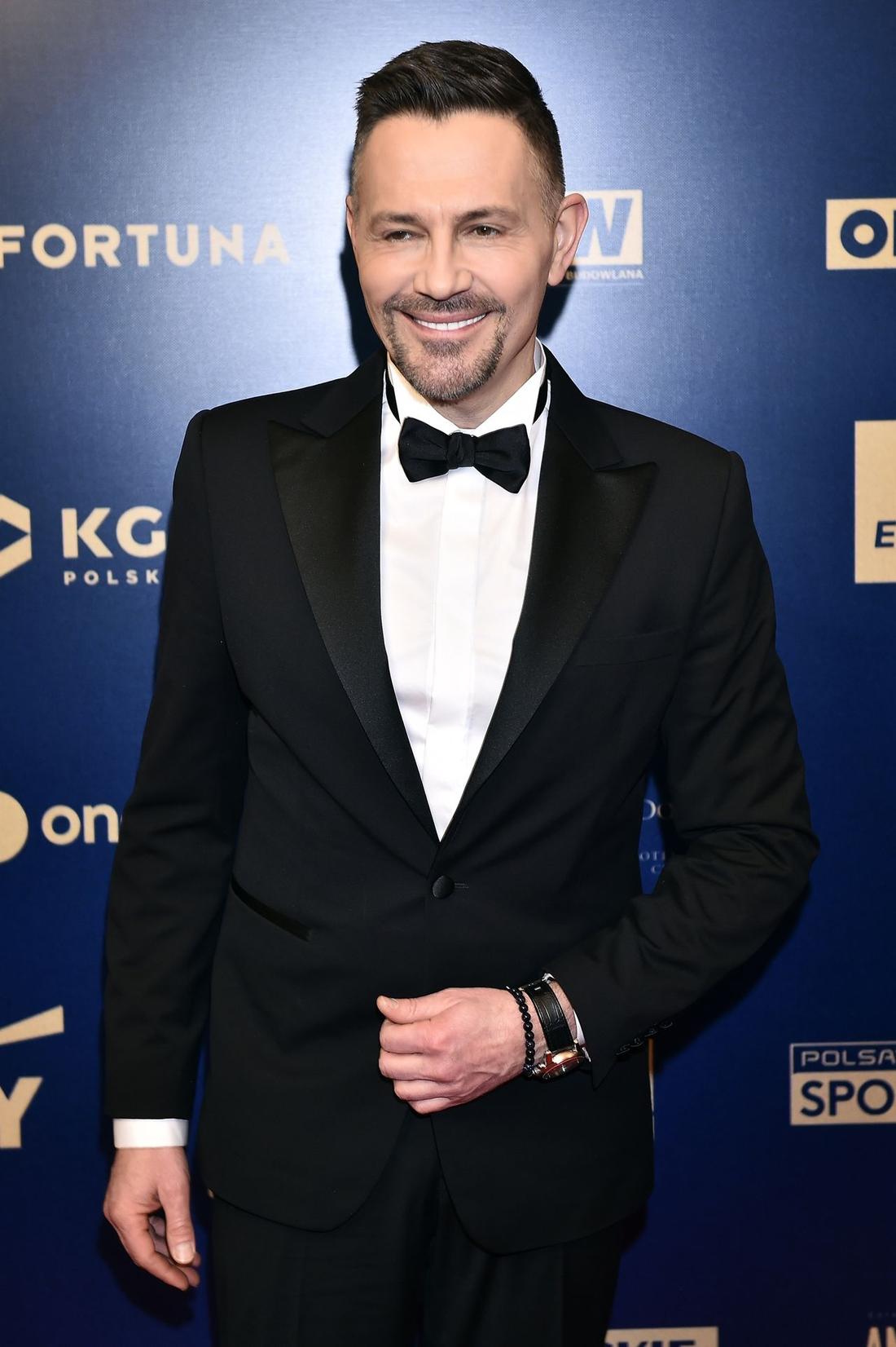 Krzysztof Ibisz pokazuje obrączkę - panna młoda to... żona Sławomira!