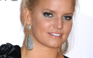 Jessica Simpson szuka pomocy – puszcza bąki bez kontroli!