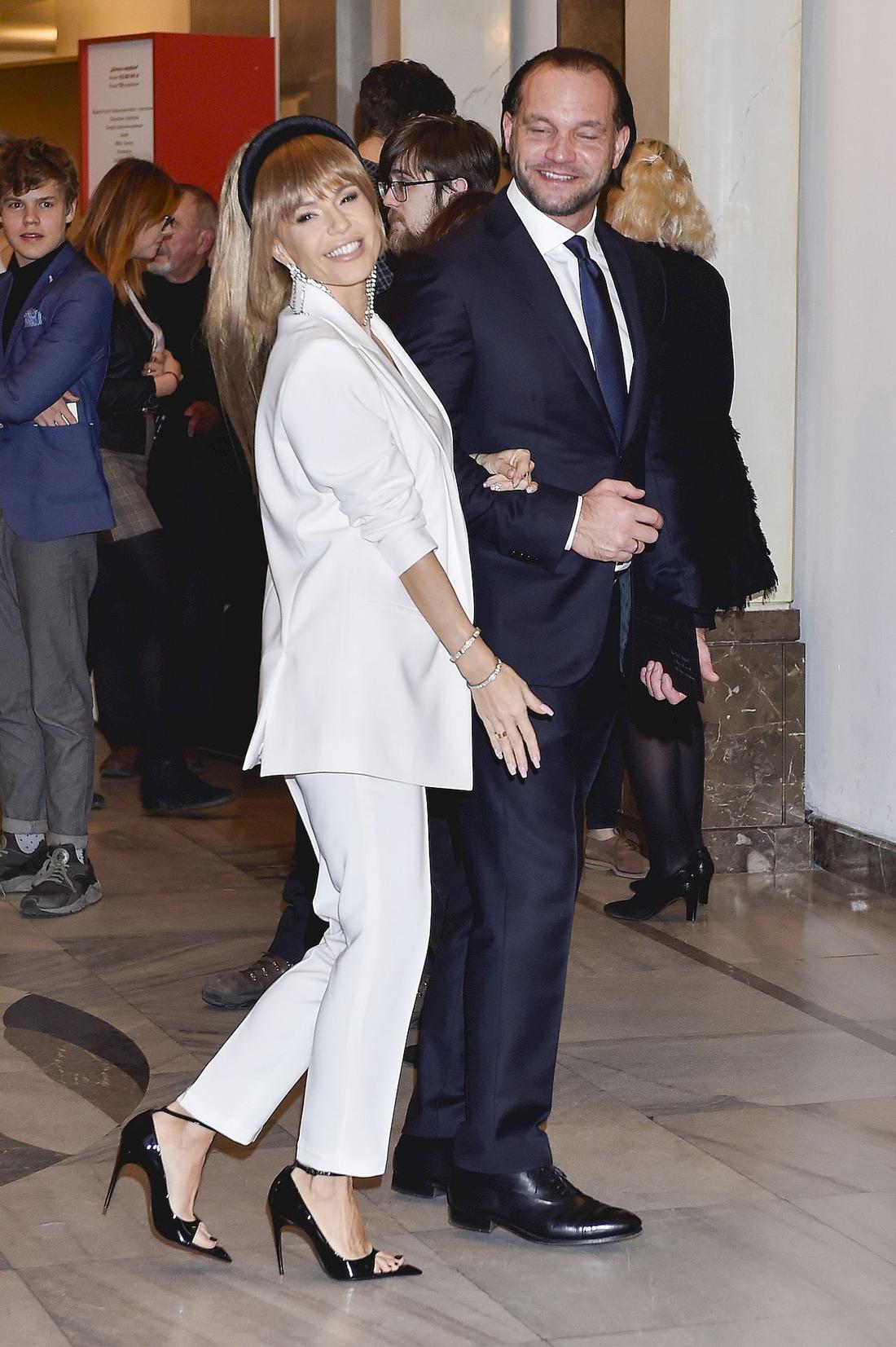 Doda z mężem - wokalistka ma na sobie biały garnitur