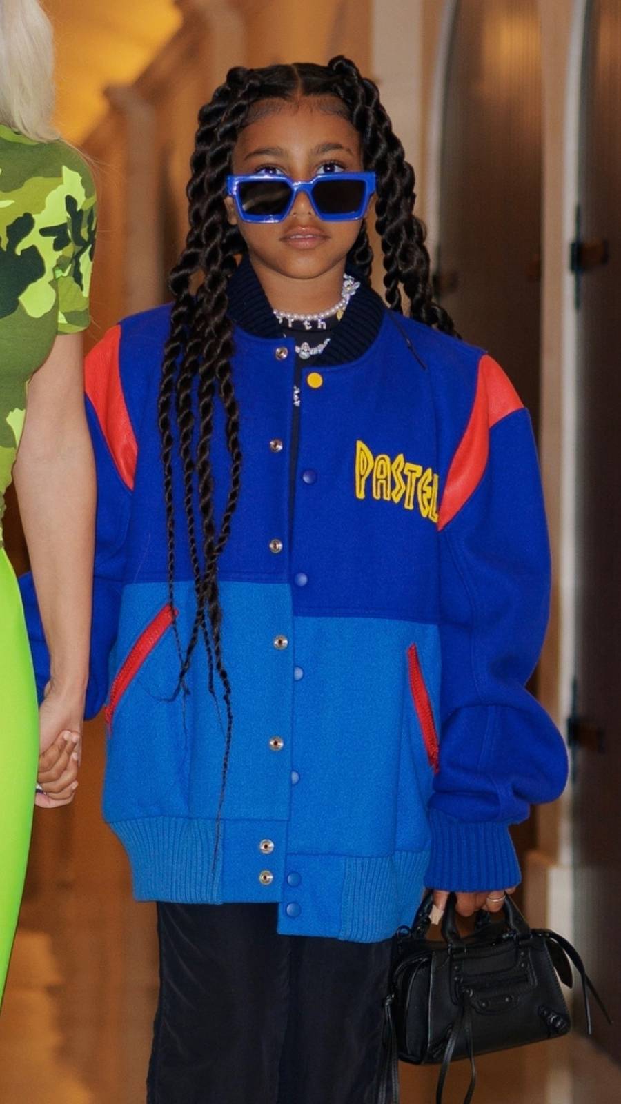 Kim Kardashian i North West podbijają Paryż prezentując ODWAŻNE STYLIZACJE!