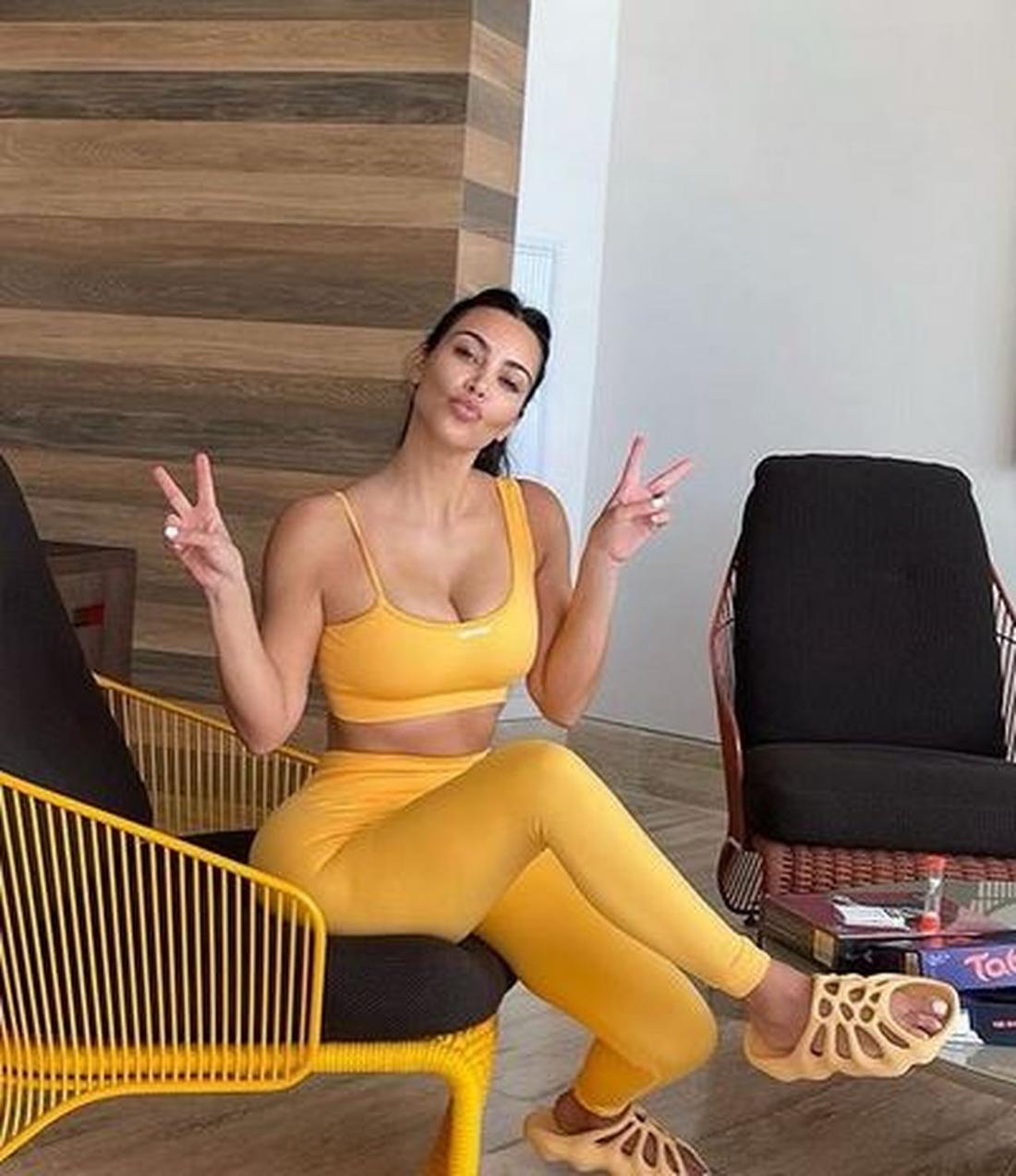 Kim Kardashian w klapkach Yeezy