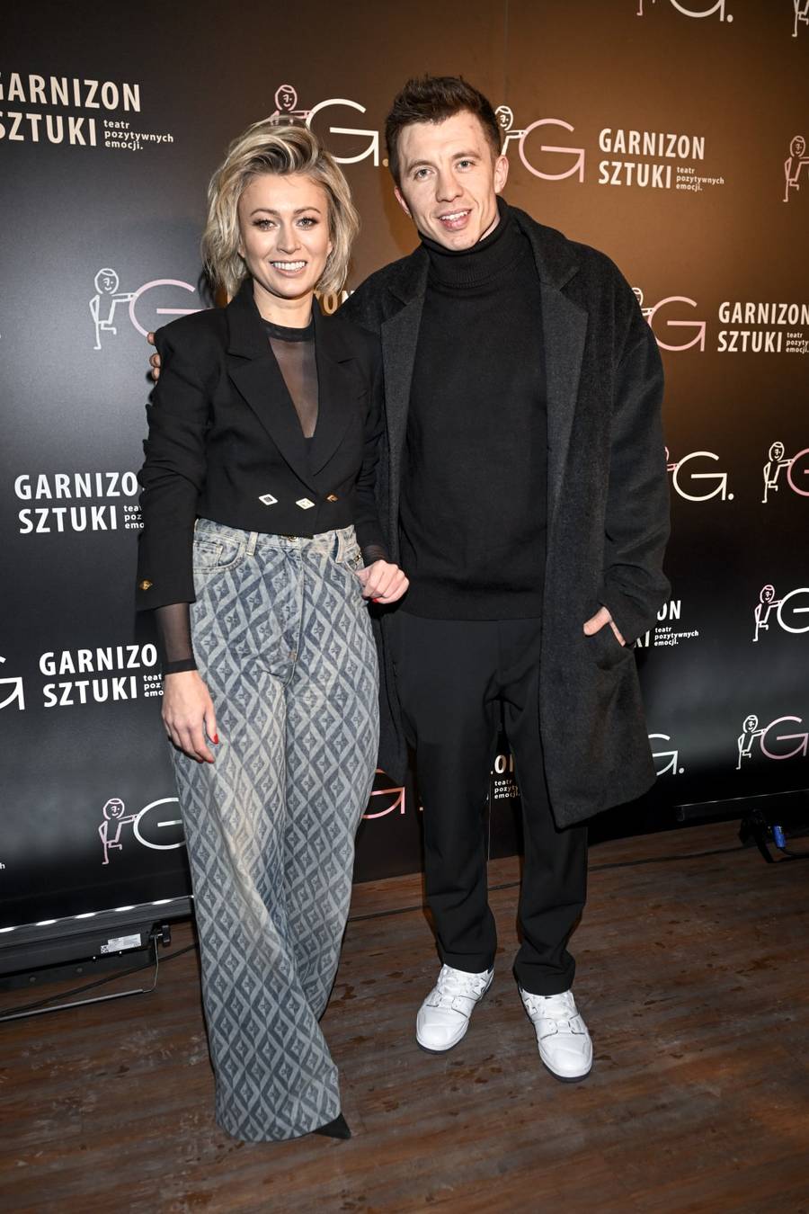 Premiera sztuki “Klub Niepokornych”. Sylwia Bomba i Collins błyszczą na ściance, Beata Tadla z mężem….