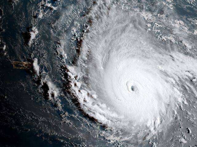 Huragan Irma spustoszył Karainy, Floryda szykuje się na atak