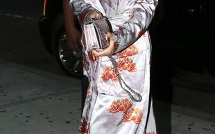 Rihanna seksowna nawet w szlafroku (FOTO)