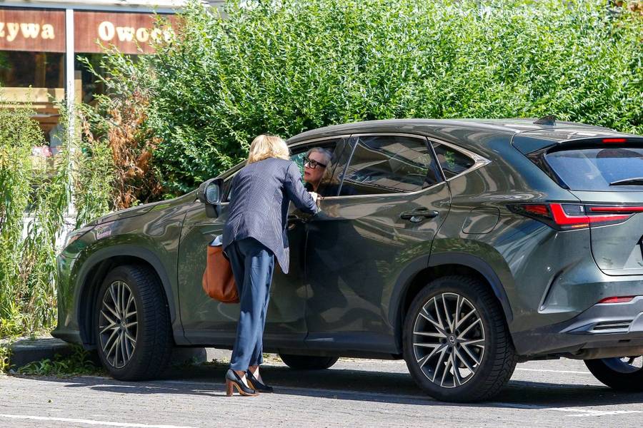 Gwiazdy mkną do “DDTVN”. Krystyna Janda, zakochani Żakowie, wystrojona Małgorzata Ostrowska… (FOTO)