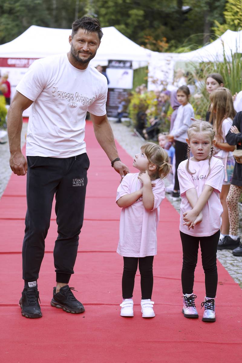 Wyjątkowy pokaz mody “Gwiazdy Dzieciom”! Pełne energii i uśmiechu Maja Hyży, Viki Gabor (FOTO)