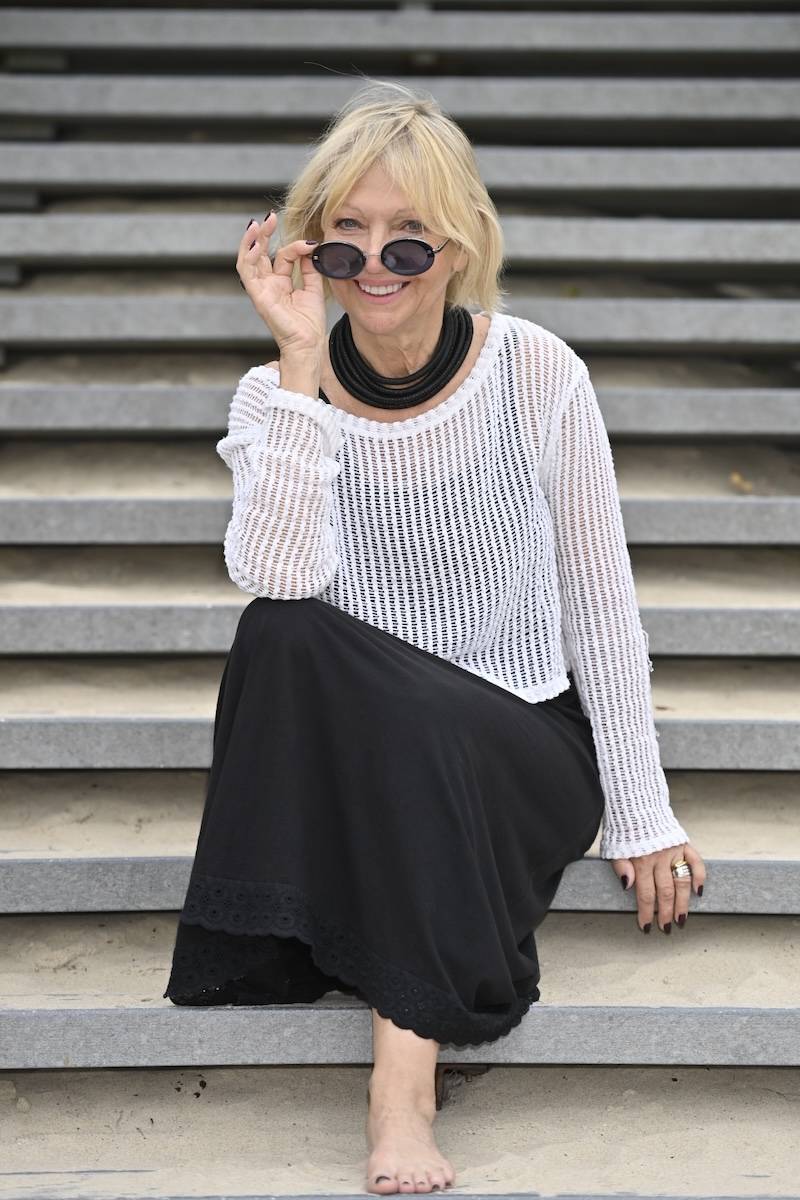 28. Festiwal Gwiazd w Międzyzdrojach. Magdalena Wołłejko, gwiazda filmów PRL promienieje na plaży