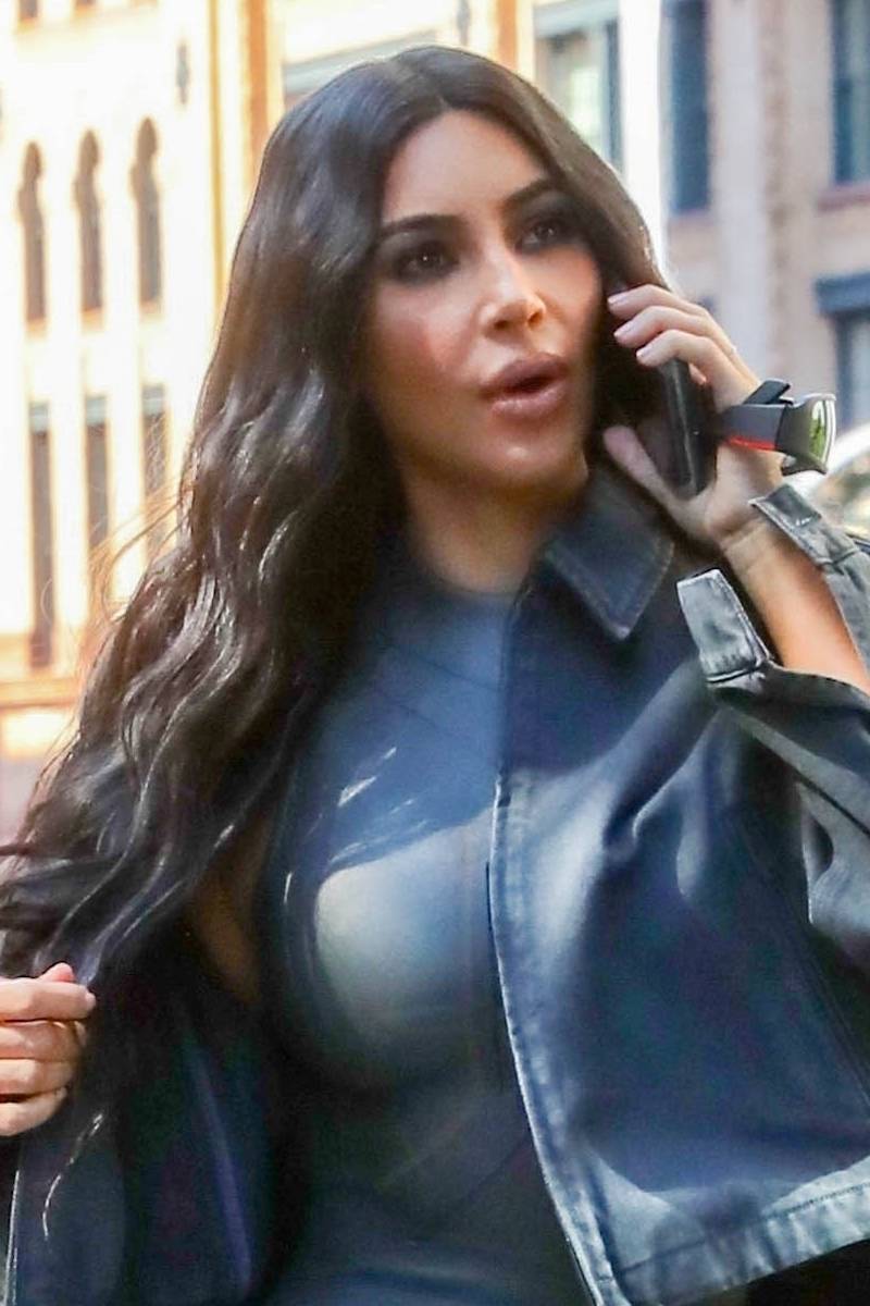 Kim oszalała? Założyła strój nurka i wyszła na ulicę!