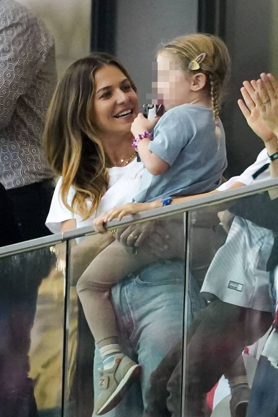 Anna Lewandowska prezentuje szereg min podczas kibicowania z Klarą (ZDJĘCIA)