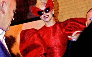 Lady Gaga kąpie się we krwi?