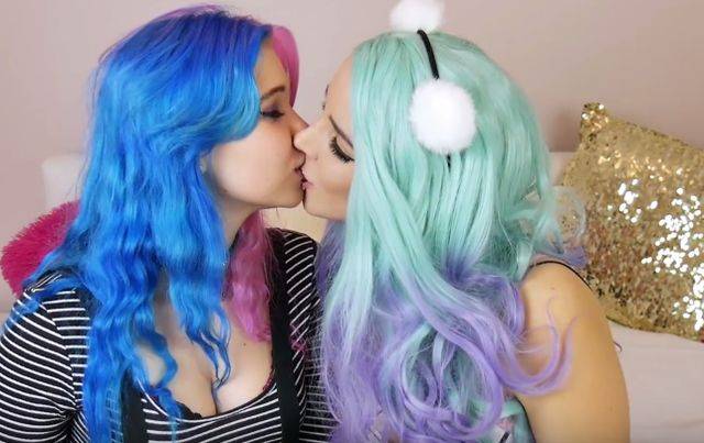 Sexmasterka całuje się w dziewczyną – w komentarzach AWANTURA