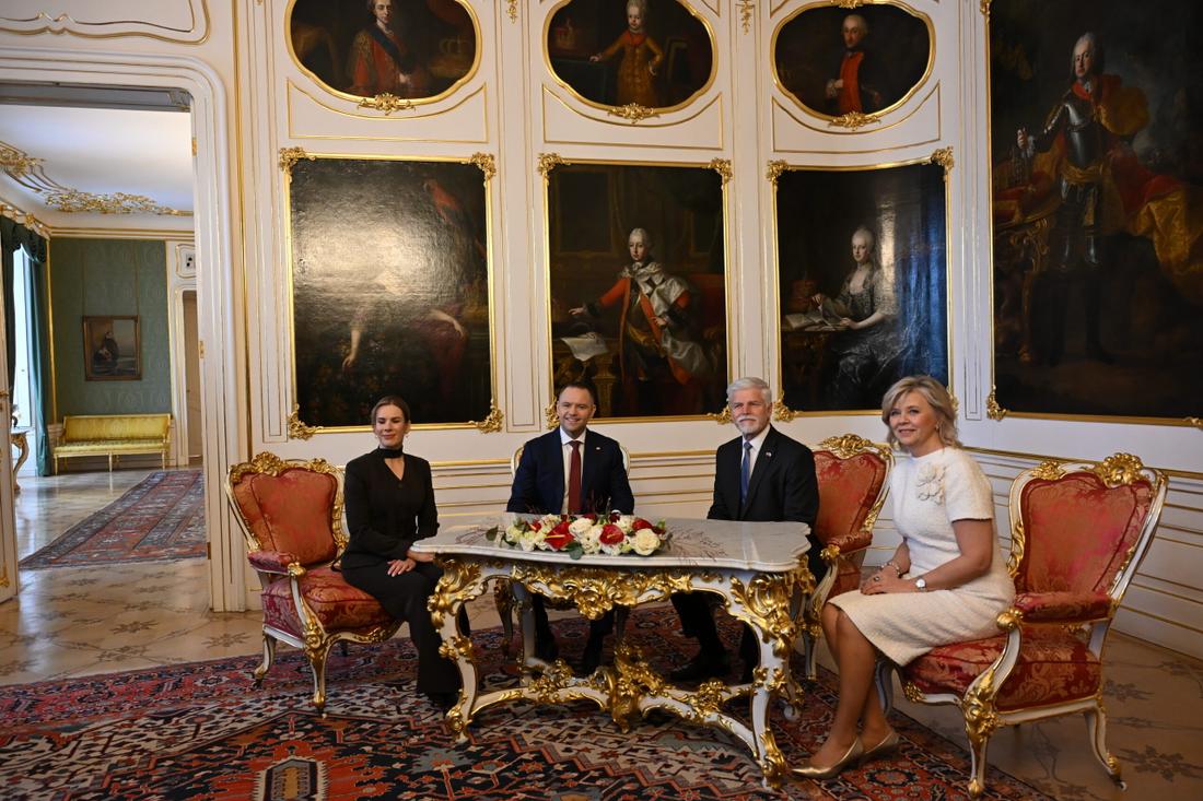 Nawrocka w najmodniejszym kolorze sezonu w Czechach. 