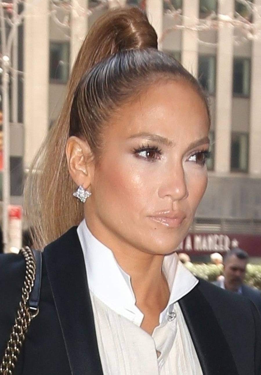 Jennifer Lopez postawiła na swój ulubiony makijaż - dużo bronzera i dużo rozświetlacza