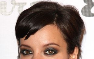 Lily Allen chwali się swoim brzuszkiem (FOTO)