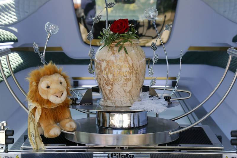 Pogrzeb Zbigniewa Lwa-Starowicza. Syn z rodziną w pierwszym rzędzie