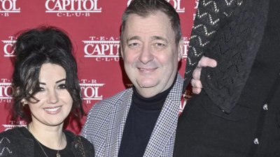 Jacek Rozenek z młodszą o 20 lat żoną na premierze. Jeden gest zdradził więcej, niż chcieli