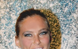Bar Refaeli na zakupach bez makijażu