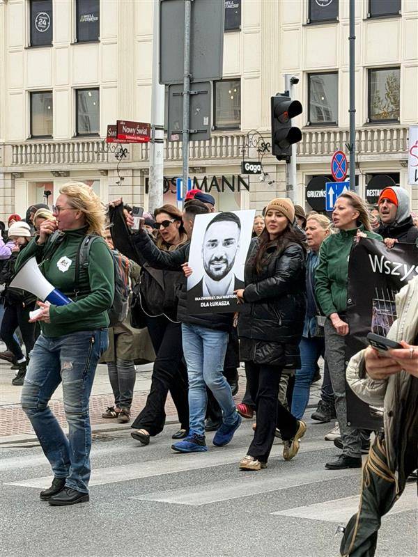 Staż marszałkowska nakazuje usunąć kwiaty w hołdzie dla posła Litewki