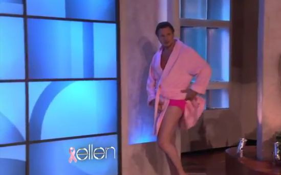 Liam Neeson rozebrał się do majtek. Różowych! (VIDEO)