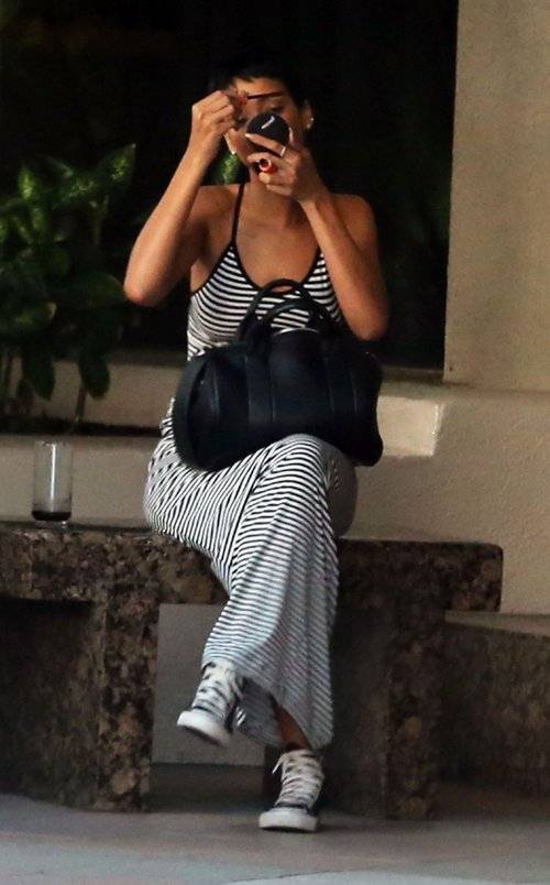 Rihanna poprawia makijaż