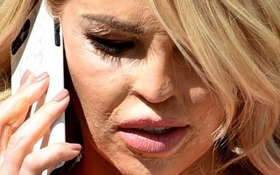 Oblana kwasem Katie Piper w TAKIEJ stylizacji! Odważnie?