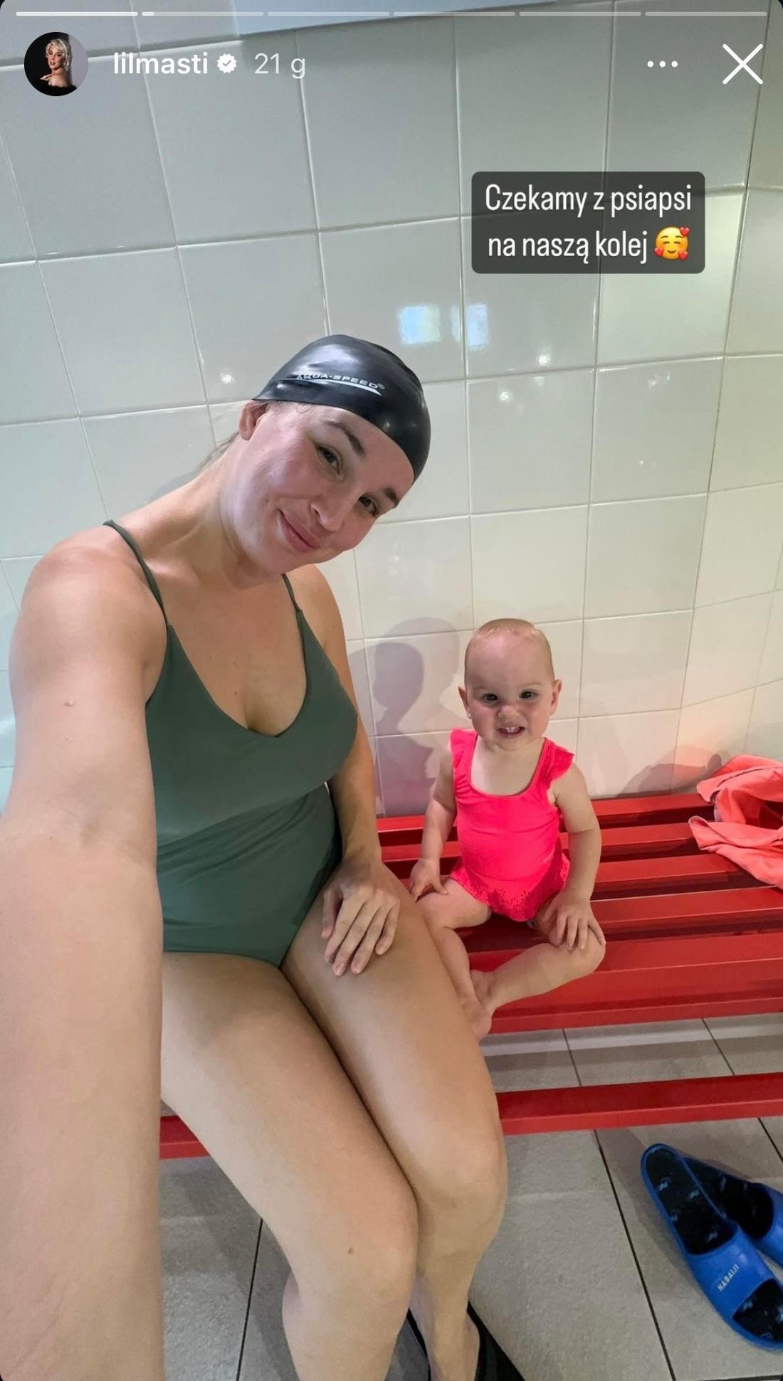 Lil Masti z córką na basenie