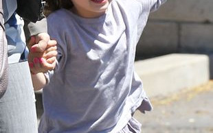 Czyją córeczką jest ta wesoła dziewczynka? (FOTO)