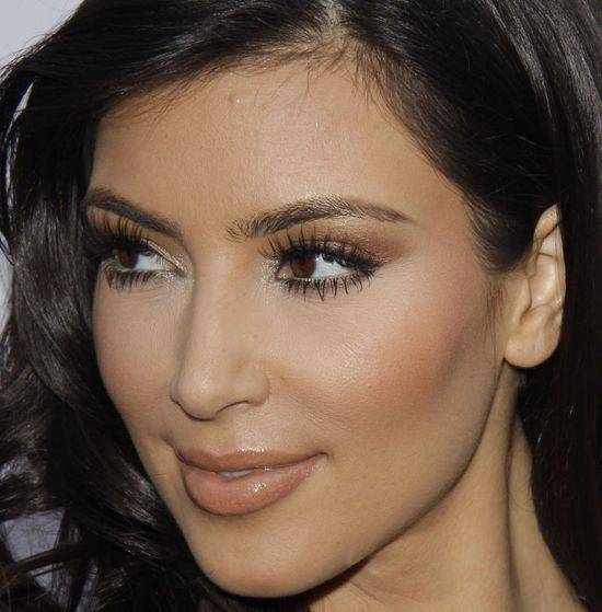 Wędrówka ust po twarzy Kim Kardashian