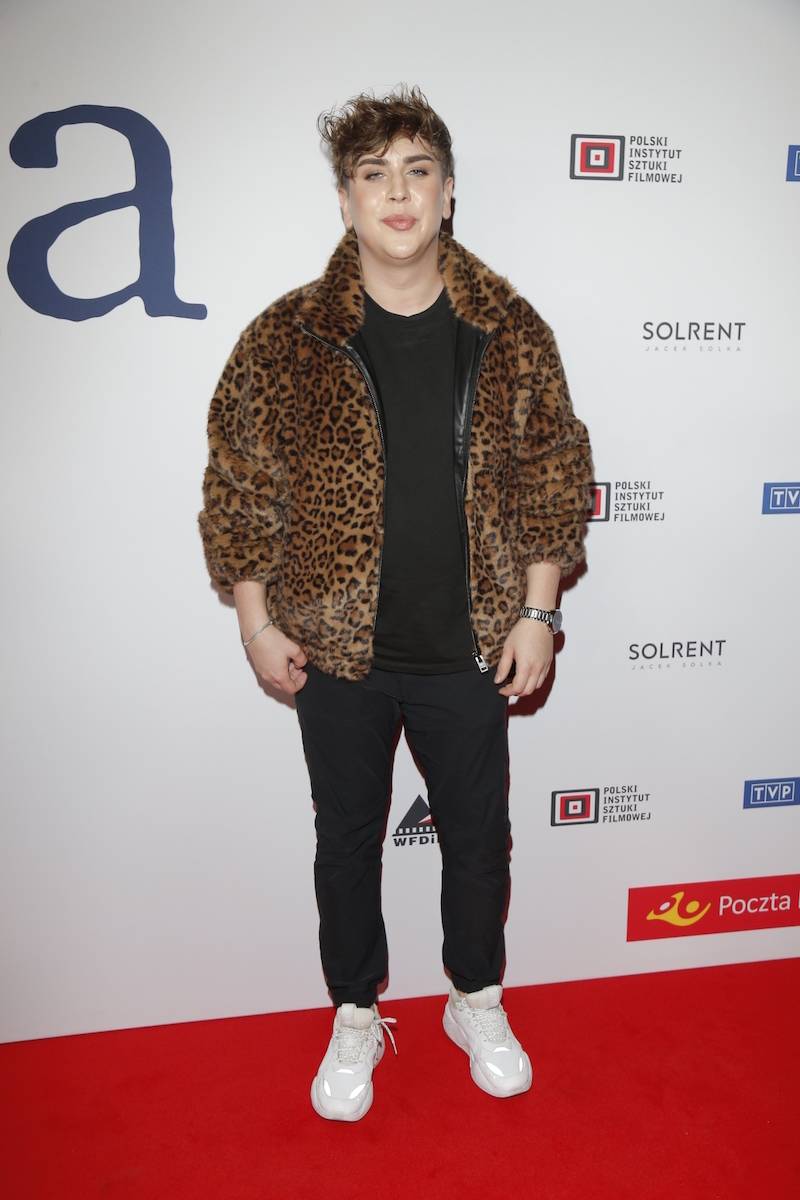 Premiera filmu “U Pana Boga w Królowym Moście”. Córka Piotra Grabowskiego błyszczała w czarnej sukni