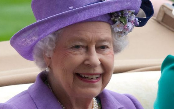 Królowa nosi przy sobie pieniądze tylko w TYM jednym dniu