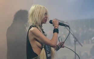 Kto pokazał piersi na koncercie? (FOTO)