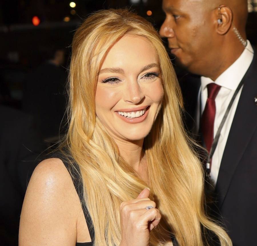 Lindsay Lohan z NOWĄ twarzą zmierza na premierę filmu w prześwitującej kreacji (FOTO)