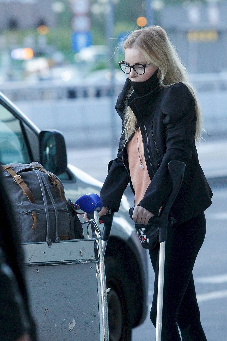 Izabella Miko na lotnisku