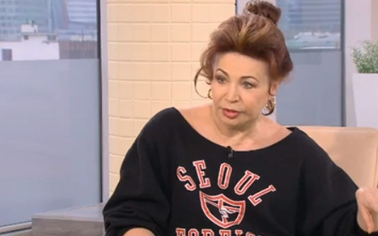 Ewa Lemańska-Roycewicz tłumaczy zdjęcie z aresztowania