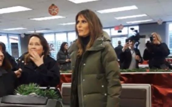 Niepowtarzalny widok – Melania Trump czekająca w napięciu na fast food
