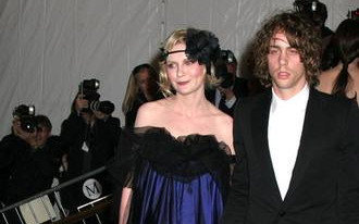 Kirsten Dunst w granatowym worze