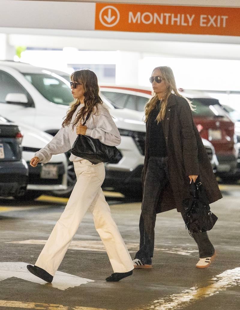 Miley Cyrus z mamą zmierza na spotkanie biznesowe! Wygląda jak dawna Hannah Montana (FOTO)