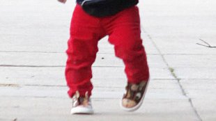 Charlize Theron z synem na spacerze (FOTO)