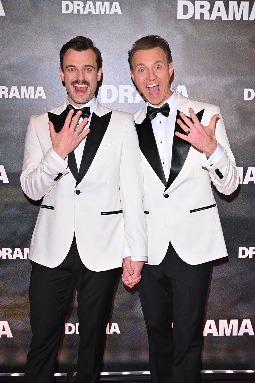 Błażej Stencel i Kamil Krupicz pochwalili się pierścionkami zaręczynowymi na premierze, fot. KAPiF